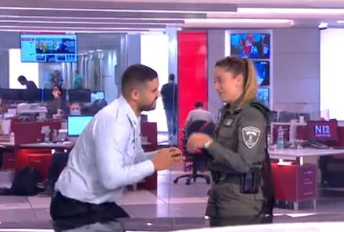 בשידור חי: הצעת נישואין באולפן חדשות 12. צפו