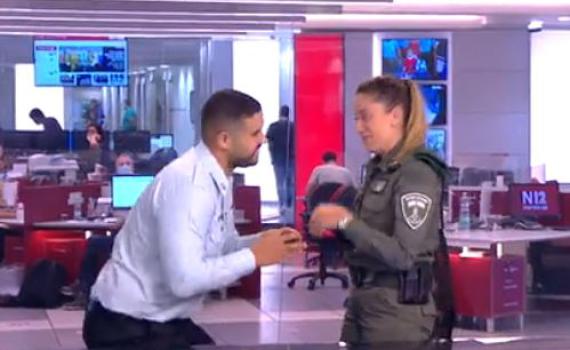 בשידור חי: הצעת נישואין באולפן חדשות 12. צפו