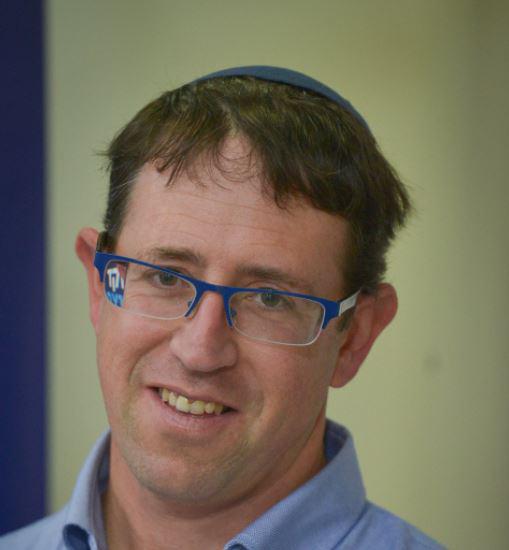 שתי ישיבות, עיר אחת ושיר שמספר את הסיפור כולו