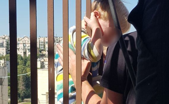 הפעוט נתקע מחוץ לסורגים בקומה החמישית. צפו