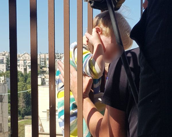 הפעוט נתקע מחוץ לסורגים בקומה החמישית. צפו