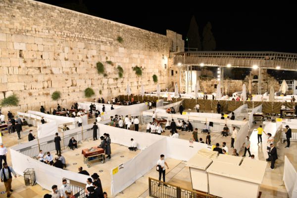 חולה קורונה שהה בכותל בתשעה באב:מי צריך בידוד?