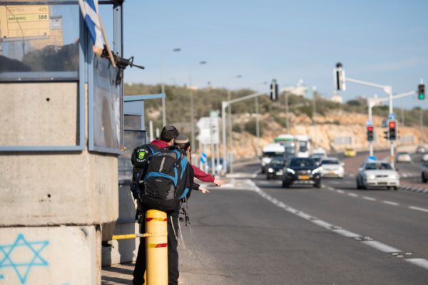 תושבת השומרון הותקפה מינית בטרמפ,ברחה ונפצעה