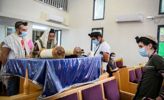 הממשלה תאשר: שינוי בהגבלות בבתי הכנסת