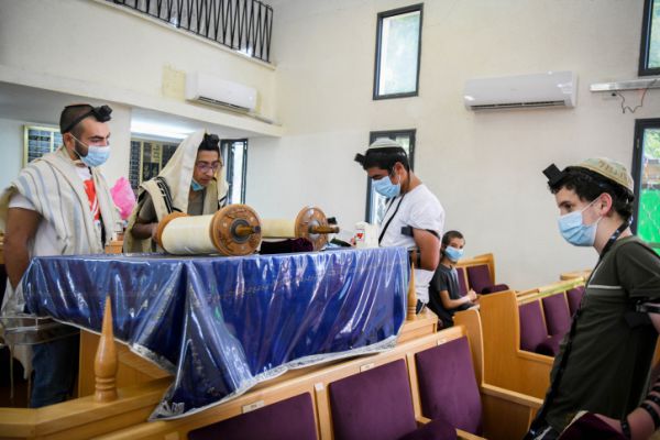 הממשלה תאשר: שינוי בהגבלות בבתי הכנסת