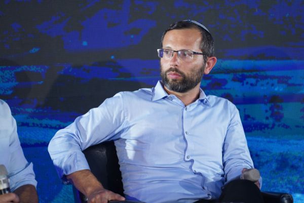 ישראל גנץ לנתניהו: "אל תהפוך אותנו להזויים"