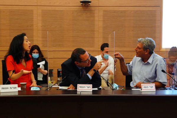 צפו: צרחות בועדת הכספים: 'חבורת אפסים'; 'של נעליך'