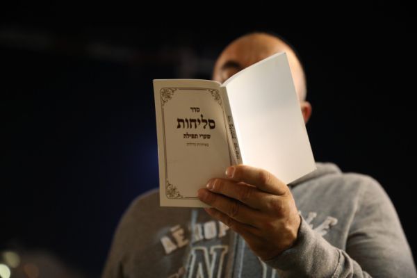 שימוש במיקרופון של צומת בימים נוראים