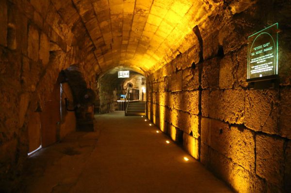 אחרי 5 חודשים: אתרי מנהרות הכותל המערבי נפתחים מחדש