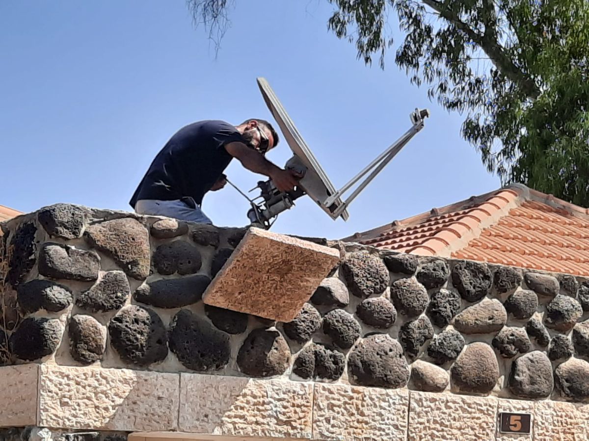 הזוי: הביאו לוויין לנופש והתקינו אותו על הגג