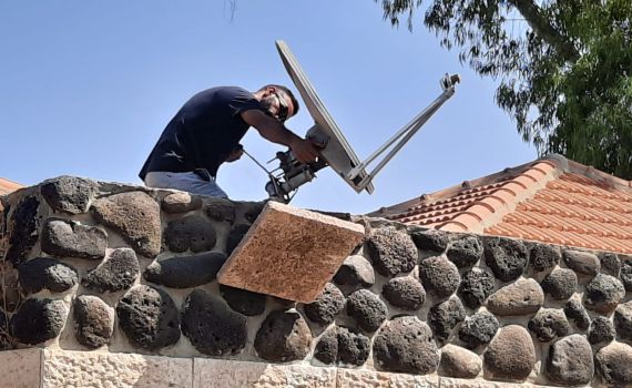 הזוי: הביאו לוויין לנופש והתקינו אותו על הגג