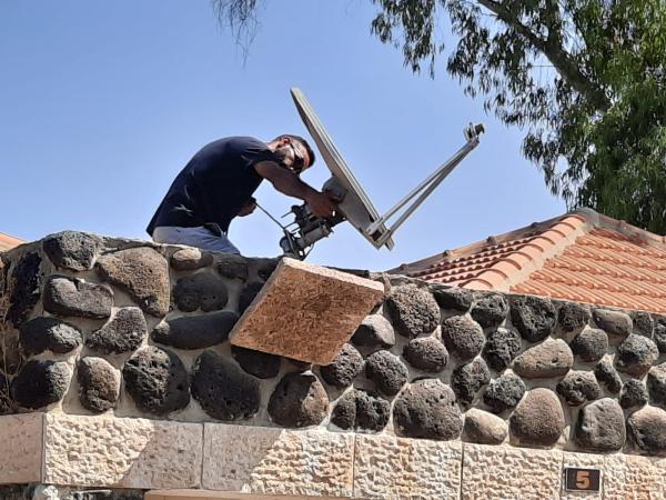 הזוי: הביאו לוויין לנופש והתקינו אותו על הגג