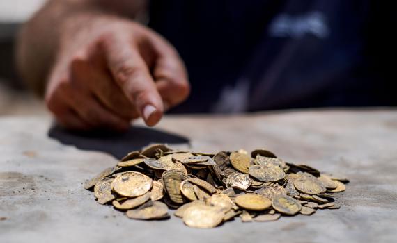 צפו: נערים חשפו מטמון נדיר בן 1,100 שנה