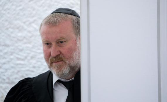 פרקליטי נתניהו לבג"ץ: מנדלבליט בניגוד עניינים