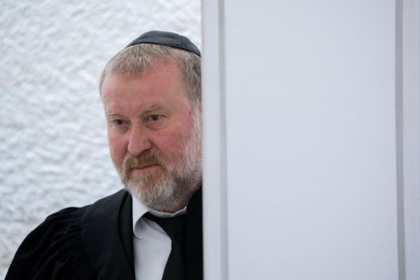 פרקליטי נתניהו לבג"ץ: מנדלבליט בניגוד עניינים