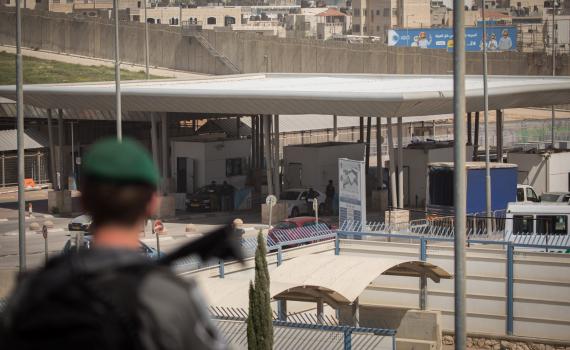 לוחמים הותקפו בקלנדיה והגיבו בירי; שישה נפצעו