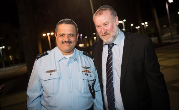 דרישה ממנדלבליט: הסבר את שיחותיך עם רוני אלשיך