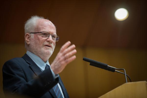 עמוס גלעד: "בעוד שנים אנחנו יכולים לסבול מזה"