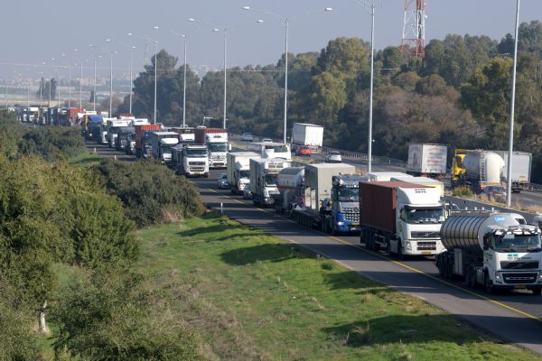 אותר באמצעות מסוק: חשוד בגניבת משאית נתפס ערום בתוך מערה