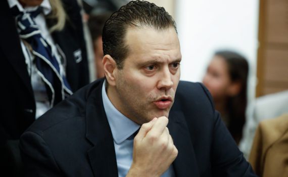 לאחר האלימות במשחק ביוון: השר מיקי זוהר מגיב