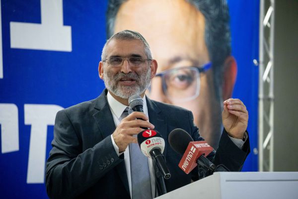 מפתיע: מיכאל בן ארי מצטרף לעתירה נגדו לבג"ץ