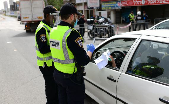 סרב להזדהות, ואיים לפטר את השוטרים