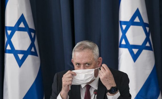 בכירים בכחול לבן: "לפיד מעוניין להביך את בני גנץ"