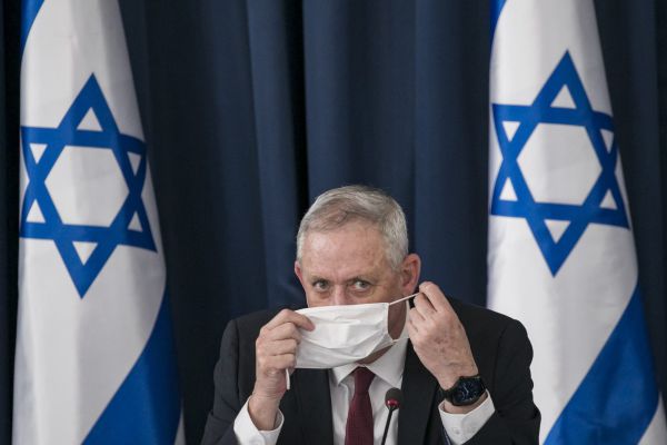 בכירים בכחול לבן: "לפיד מעוניין להביך את בני גנץ"