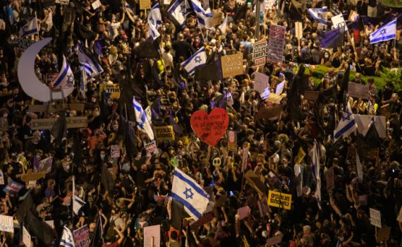 אלפים בהפגנה אמש מול נתניהו; 3 עצורים