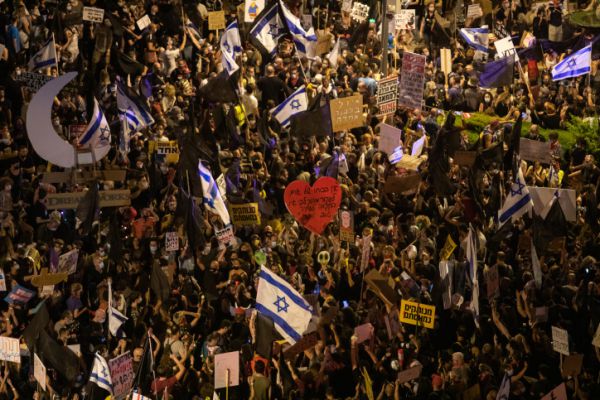 אלפים בהפגנה אמש מול נתניהו; 3 עצורים