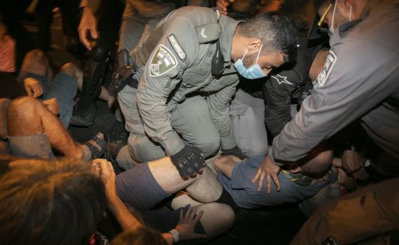 צעיר שהותקף על ידי קצין, נחקר בחשד לתקיפת הקצין