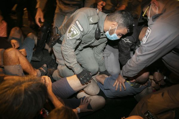 צעיר שהותקף על ידי קצין, נחקר בחשד לתקיפת הקצין