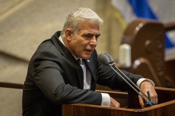 לפיד תוקף: "תורמים יותר מהרבנים הקיצוניים שלך"