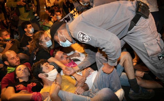 בין הפיצוץ בלבנון להפגנות בבלפור – זקוקים לט"ו באב