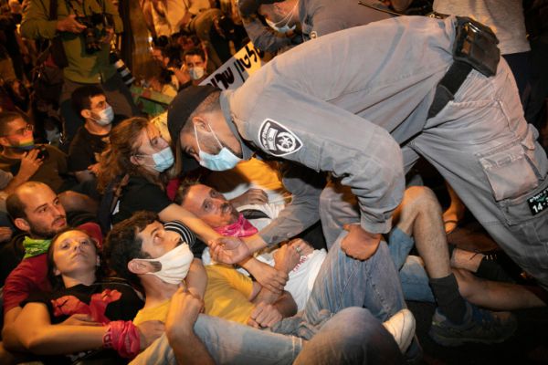 בין הפיצוץ בלבנון להפגנות בבלפור – זקוקים לט"ו באב