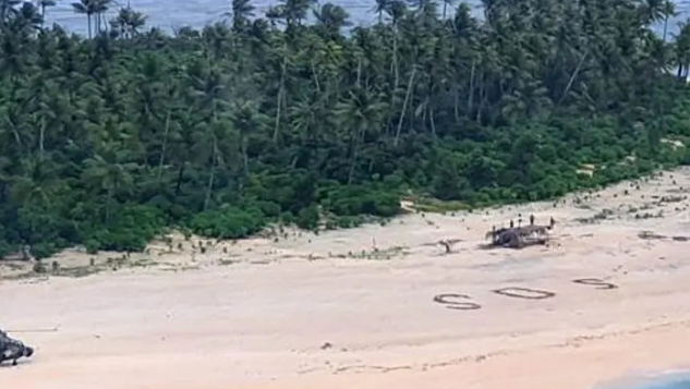 מטורף: נתקעו על אי בודד – וחולצו בזכות כיתוב על החוף