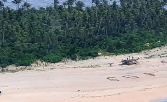 מטורף: נתקעו על אי בודד – וחולצו בזכות כיתוב על החוף