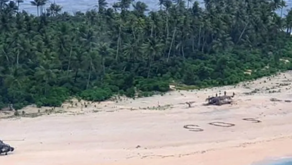 מטורף: נתקעו על אי בודד – וחולצו בזכות כיתוב על החוף
