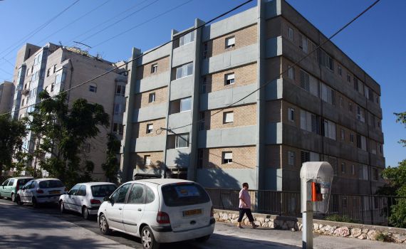 כמעט אסון בקרית יובל: ילד כבן 7 ננעל ברכב הסעות