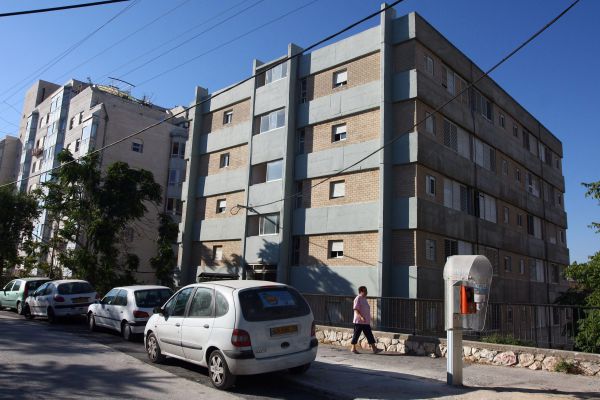 כמעט אסון בקרית יובל: ילד כבן 7 ננעל ברכב הסעות