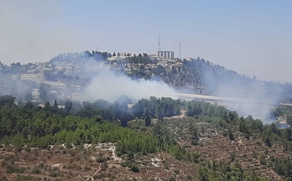 שריפה משתוללת בעין כרם, הכפר השוודי פונה מתושביו