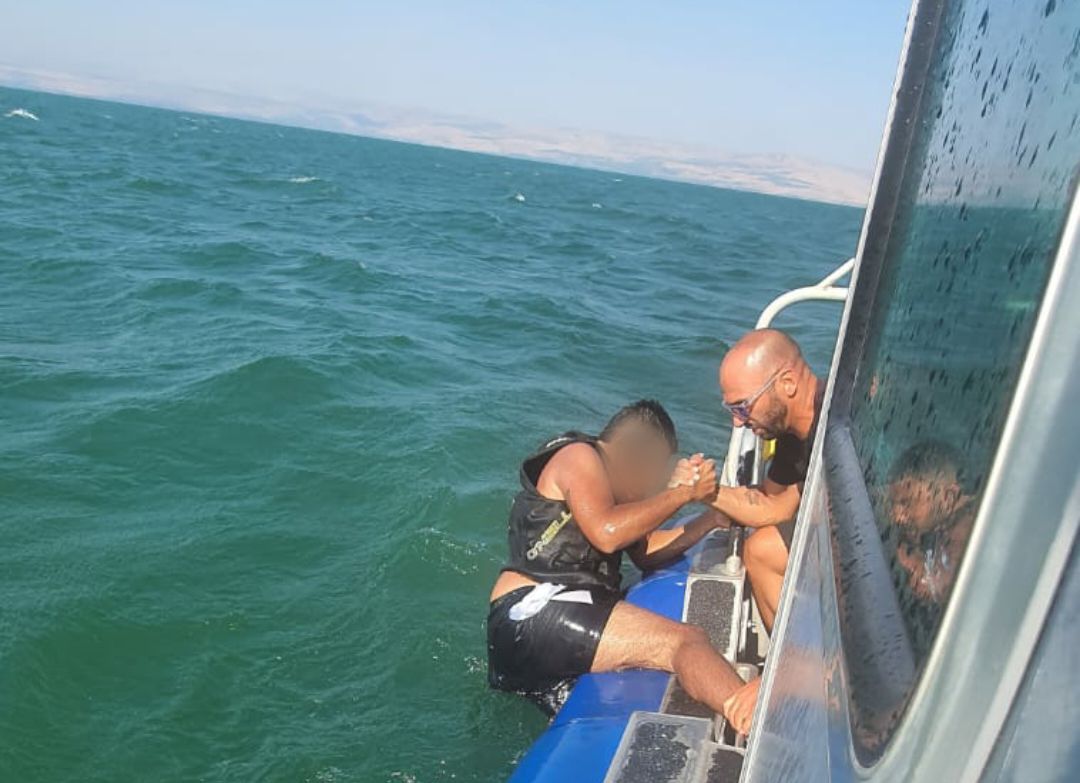 צפו: חילוץ ילדים שנסחפו ללב הכנרת עם סירה