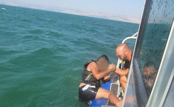 צפו: חילוץ ילדים שנסחפו ללב הכנרת עם סירה