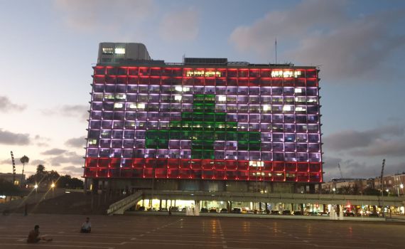 למרות הביקורת: עיריית תל אביב הוארה בדגל לבנון
