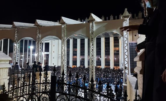 כאילו אין קורונה: אלפים בבעלזא הפרו את ההנחיות