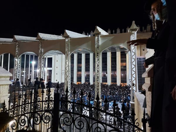 כאילו אין קורונה: אלפים בבעלזא הפרו את ההנחיות