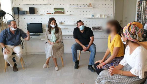 השרה בבית לנערות בסיכון: "נותן לנו אפשרות לקוות"