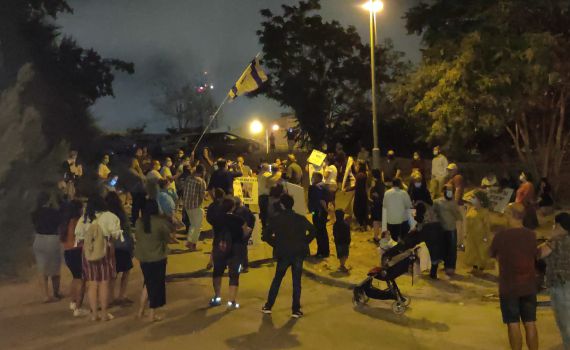 צפו: הפגנה נגד השופט מני מזוז,האבטחה סביבו תוגברה