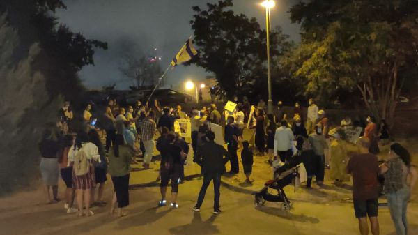 צפו: הפגנה נגד השופט מני מזוז,האבטחה סביבו תוגברה