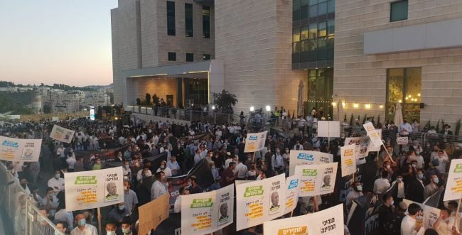 "לבזות כל קודש בישראל" הפגנה נגד 'היהודים באים'